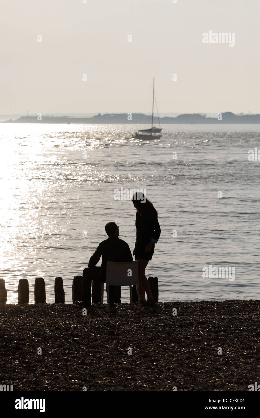 L uomo e la donna a Southsea spiaggia al tramonto Foto Stock