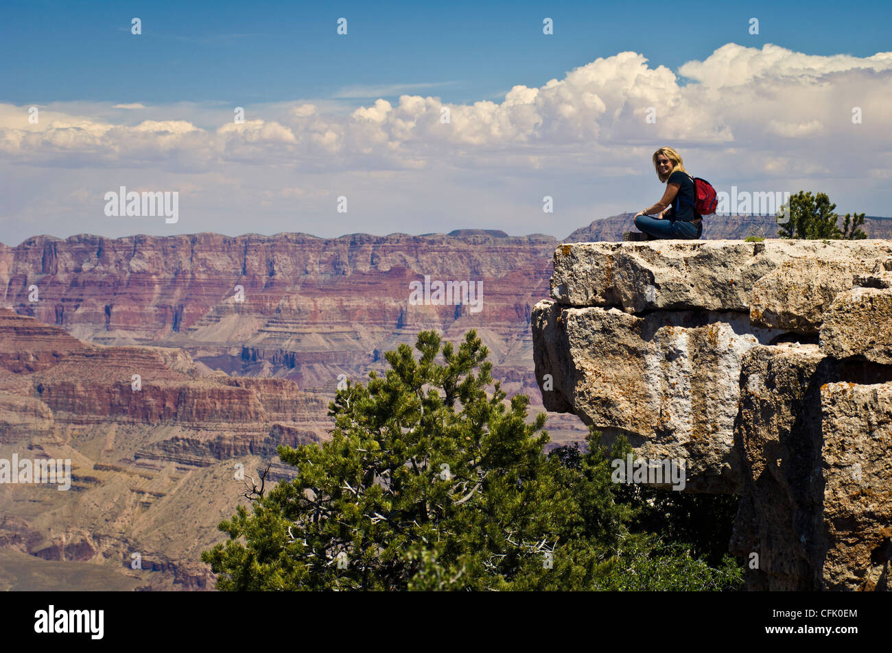 Donna visitatore godendo la vista dal punto Yaki sull'Orlo Sud del Grand Canyon, Arizona. Foto Stock