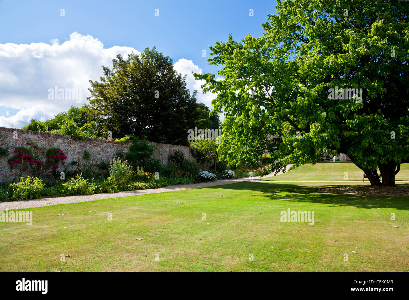 Prato e giardino murato di una casa di campagna inglese in Berkshire, Inghilterra, Regno Unito Foto Stock