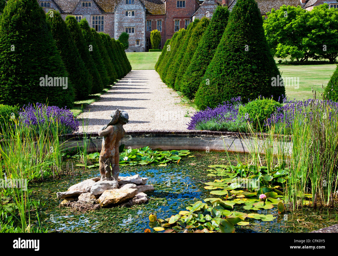 Laghetto ornamentale,statua topiaria da e in inglese il giardino di campagna di Littlecote Manor in Berkshire, Inghilterra, Regno Unito Foto Stock