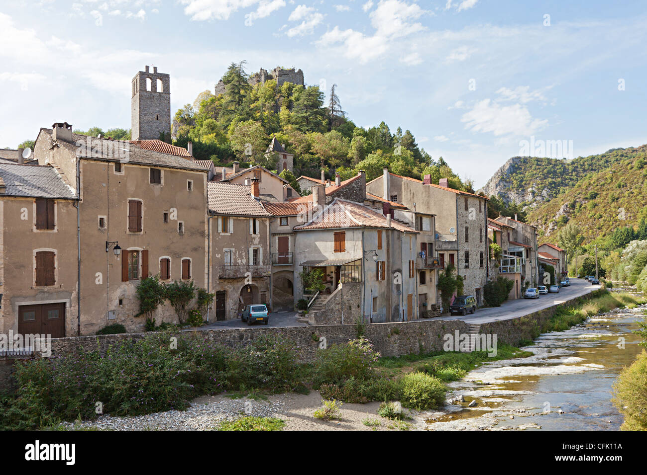 Dourdou de Camares fiume che attraversa la città di Brusque con il castello in rovina sulla collina, Aveyron, Francia Foto Stock