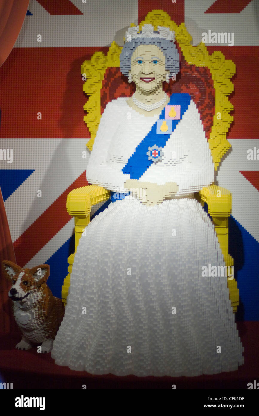 La regina con la sua Corgi fatta di Lego a Londra Inghilterra Foto Stock
