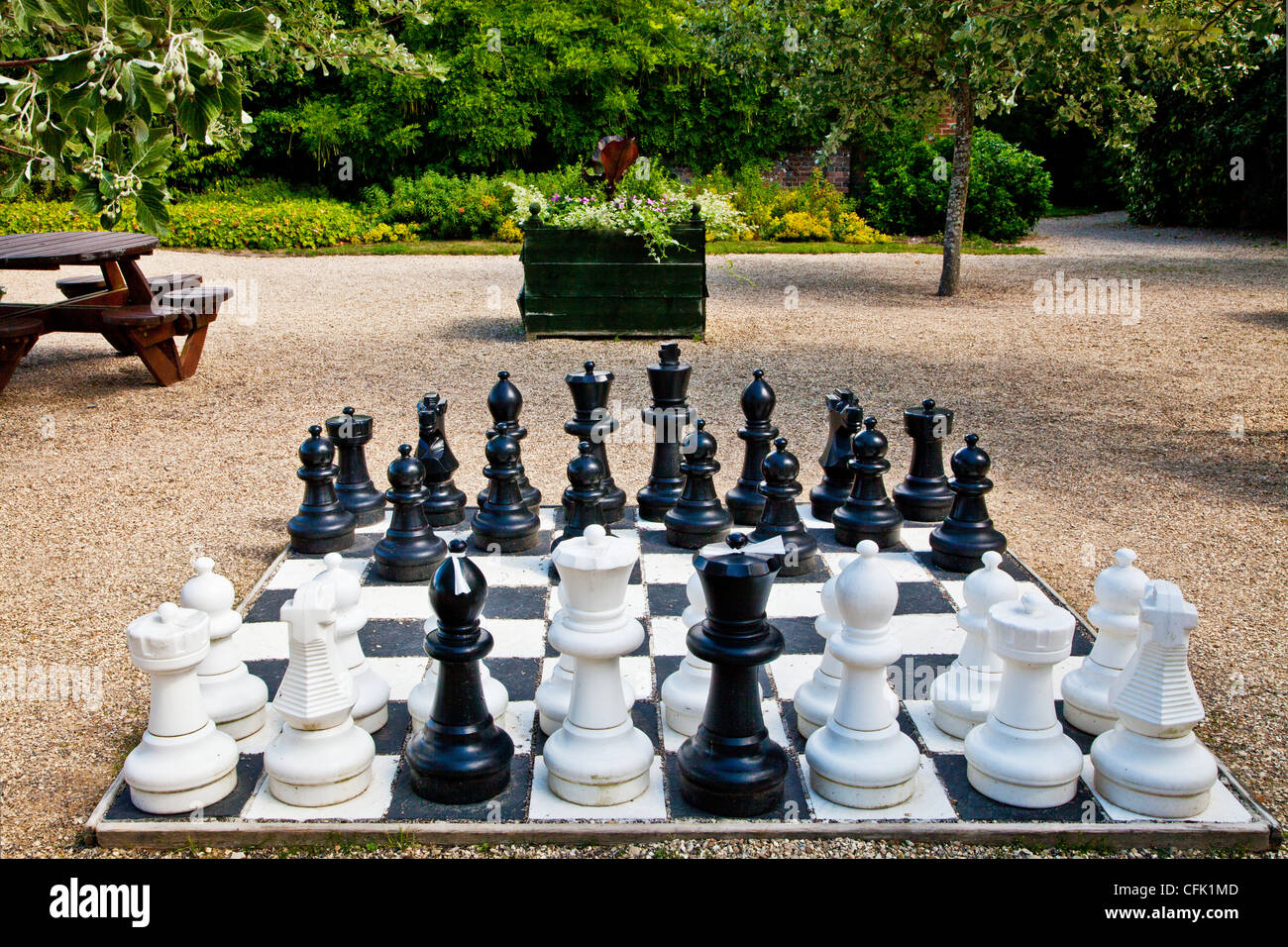 Una grande piscina esterna set di scacchi in inglese il giardino di  campagna di Littlecote Manor in Berkshire, Inghilterra, Regno Unito Foto  stock - Alamy