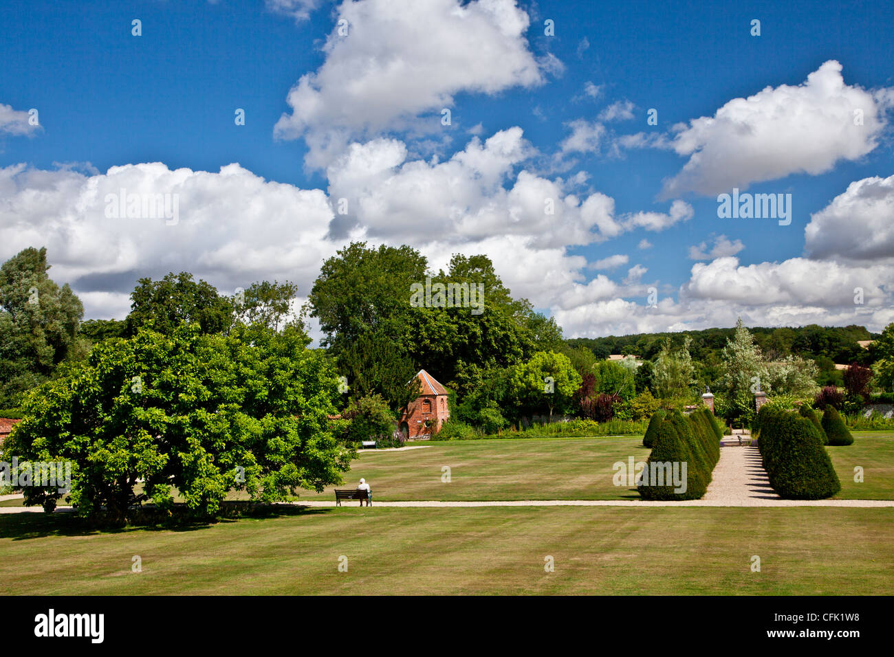 Visualizzare attraverso il prato del paese di lingua inglese giardino di Littlecote Manor in Berkshire, Inghilterra, Regno Unito Foto Stock