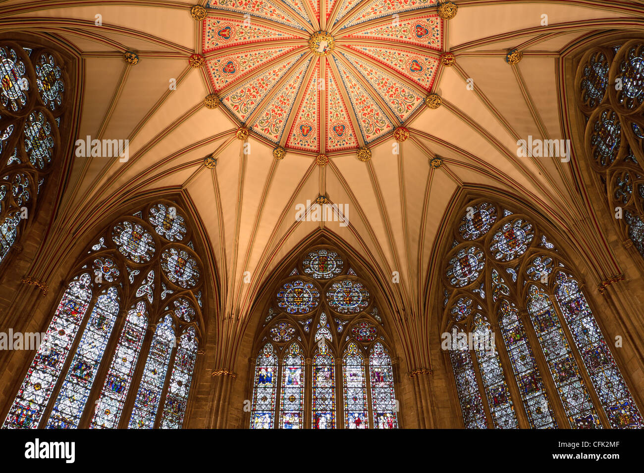 York Minster Chapter House - incredibile sala ottagonale con bellissimo fan-soffitto a volta e le finestre di vetro macchiate Foto Stock