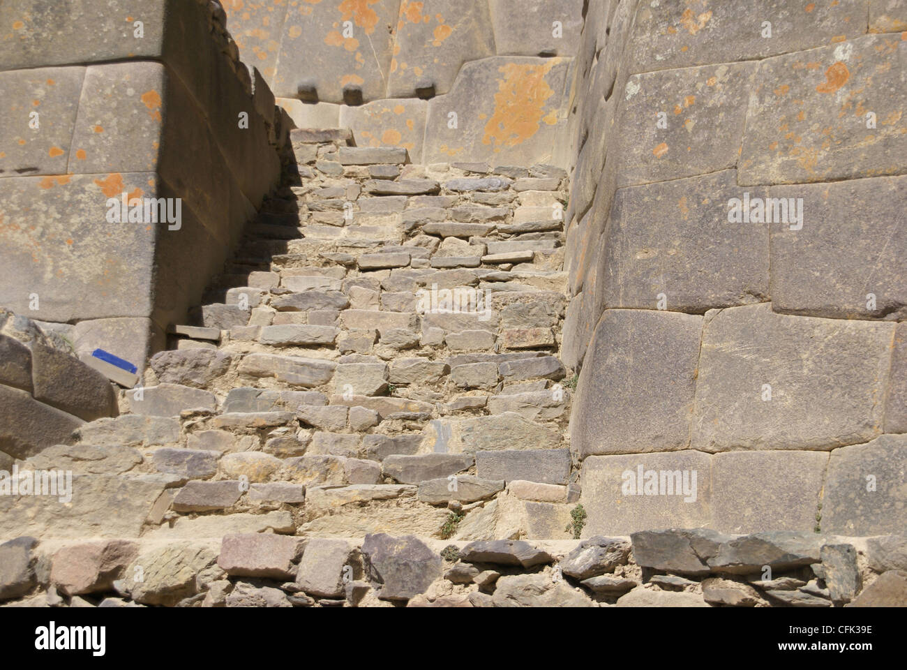 Scalinata Inca e massiccio muro, Ollantaytambo, Perù, Sud America Foto Stock