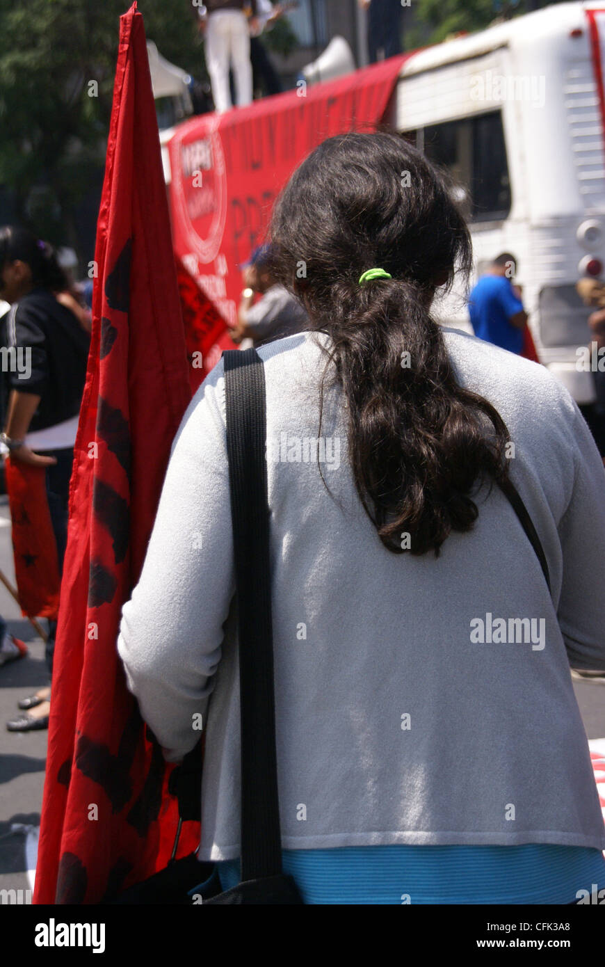 Donna che mantiene bandiera rossa a una dimostrazione, Città del Messico, Messico Foto Stock