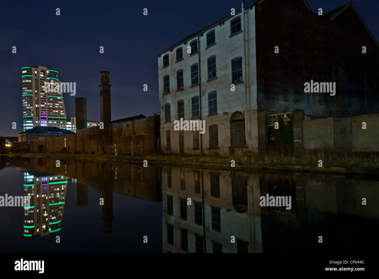 Bridgewater Place (aka il Dalek) riflesso in Leeds a Liverpool canal di notte Foto Stock