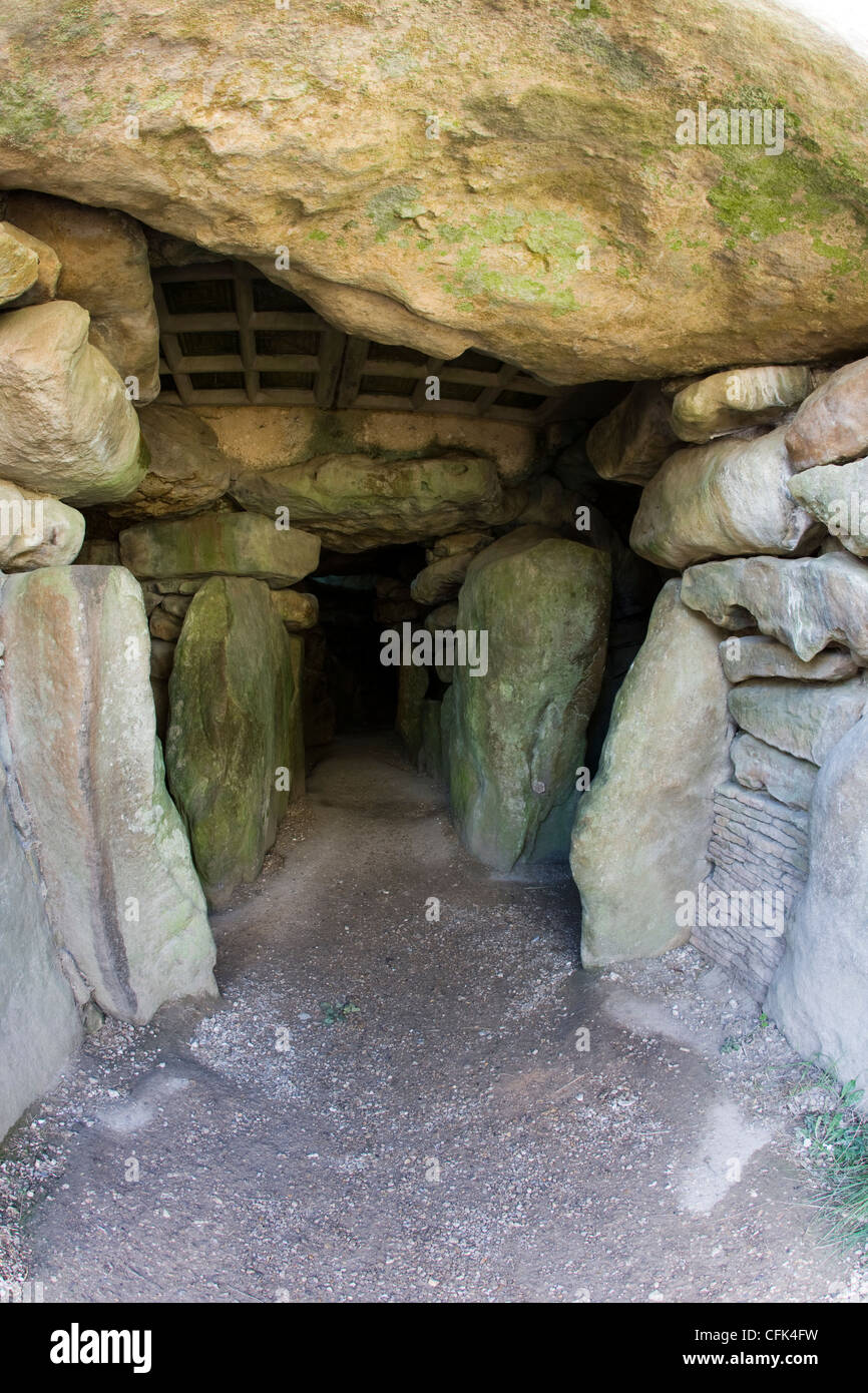 Camere funerarie all'interno del neolitico chambered long barrow di West Kennet Long Barrow nel Wiltshire Foto Stock