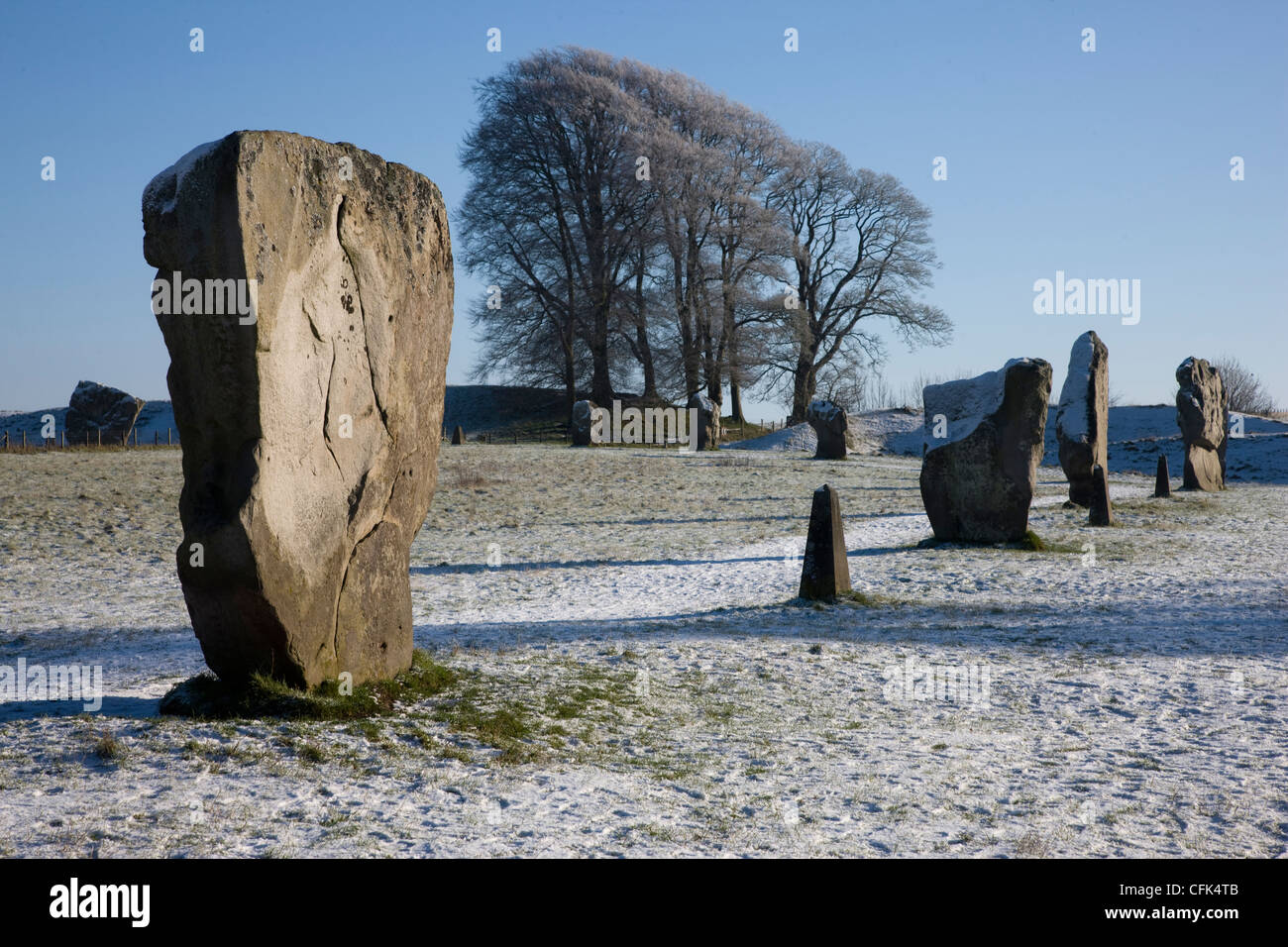 Pietre in piedi nella neve presso gli antichi reperti preistorici sito neolitico di Avebury nel Wiltshire Foto Stock