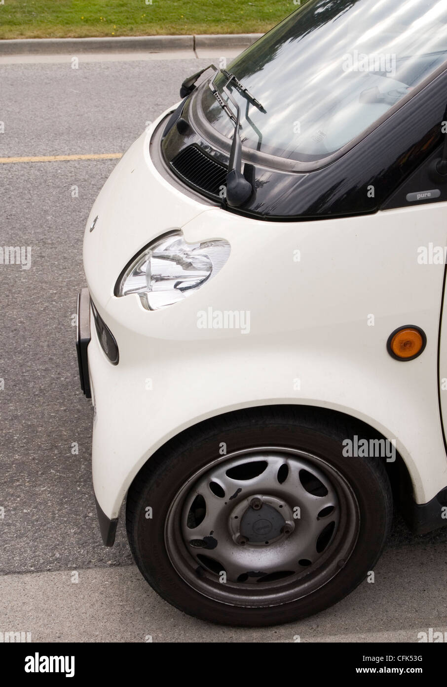 Economico e l'ambiente amichevole Smart auto parcheggiate su strada Foto Stock