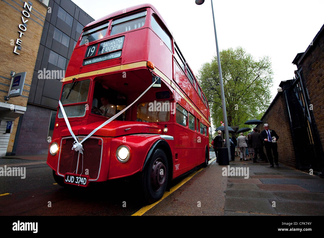 Red old double decker con una decorazione di nozze nella parte anteriore del Novotel. Foto Stock Red old double decker con una decorazione di nozze nella parte anteriore del Novotel. Foto Stock