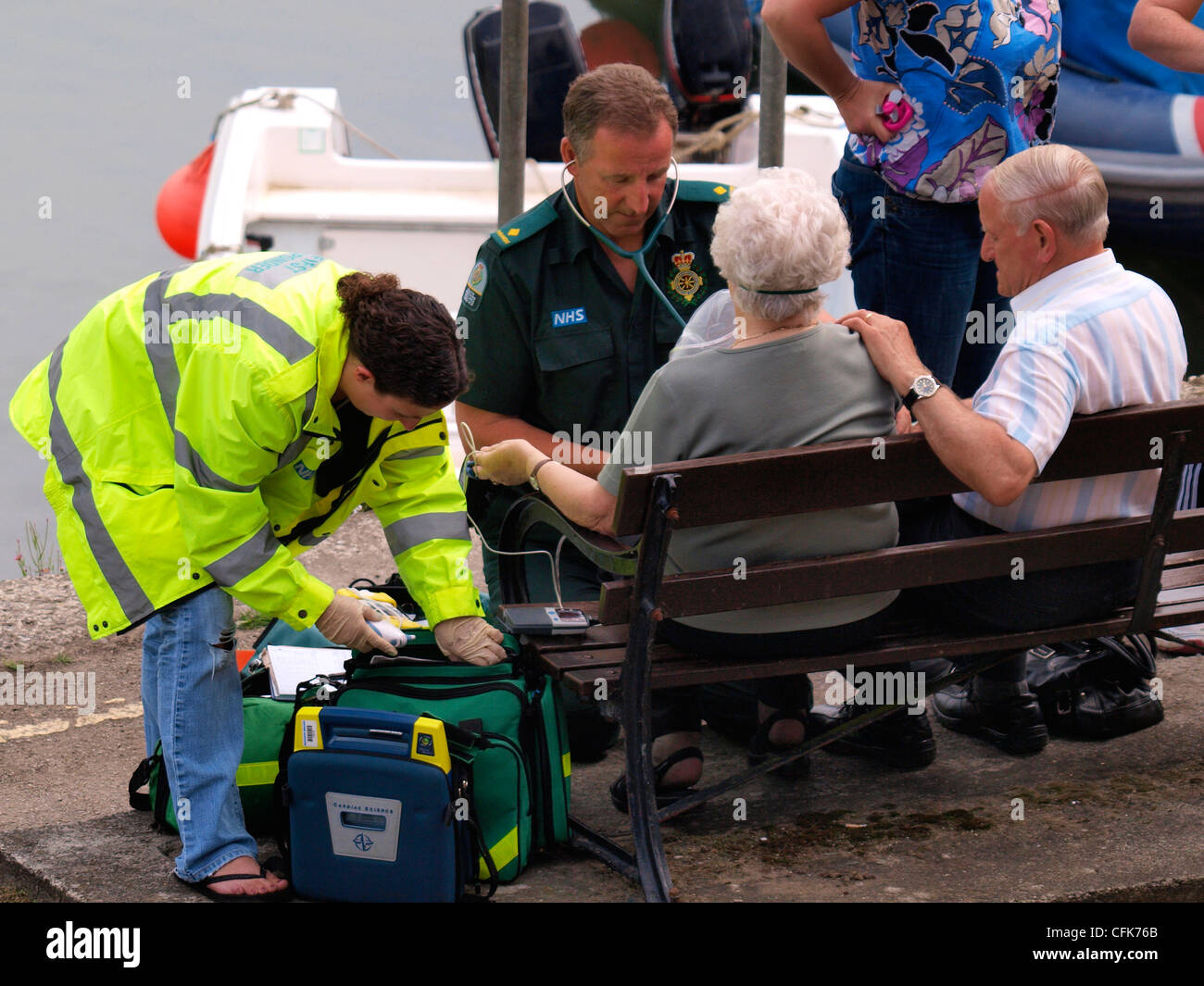 I paramedici in azione, Padstow, Cornwall, Regno Unito Foto Stock