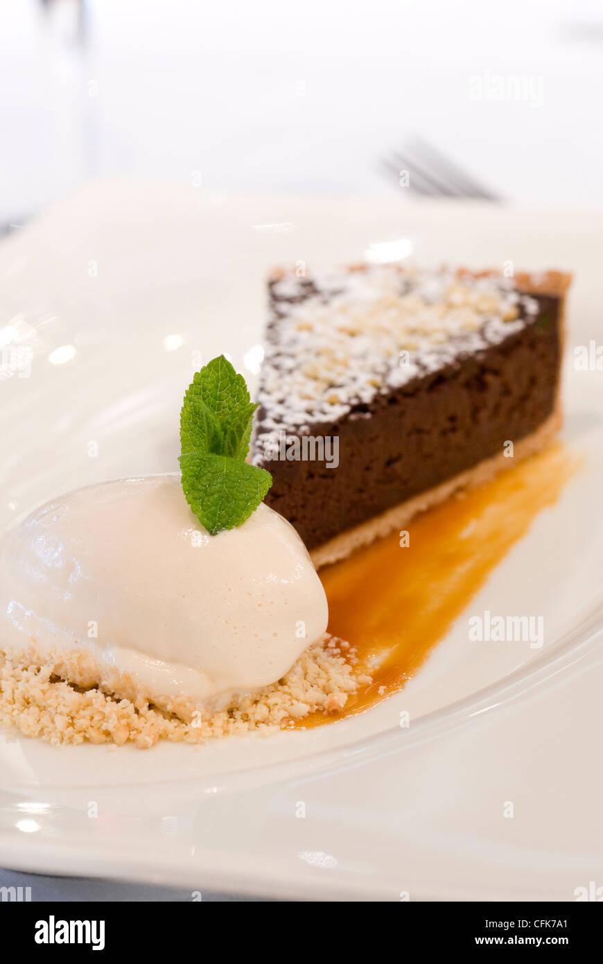 Cioccolato amaro dessert crostata con gelato Foto Stock