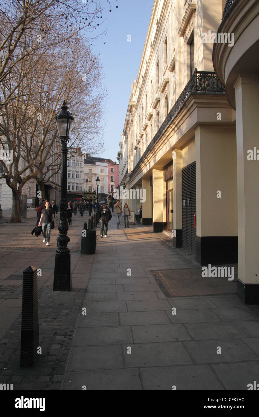 Fila di negozi off Strand verso William IV Street London Foto Stock