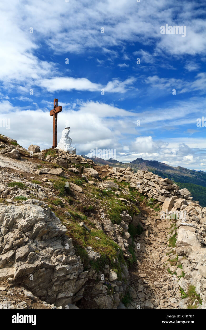 Vecchia trincea e croce nel Monte Castellazzo, Passo Rolle. Il Trentino, Italia Foto Stock