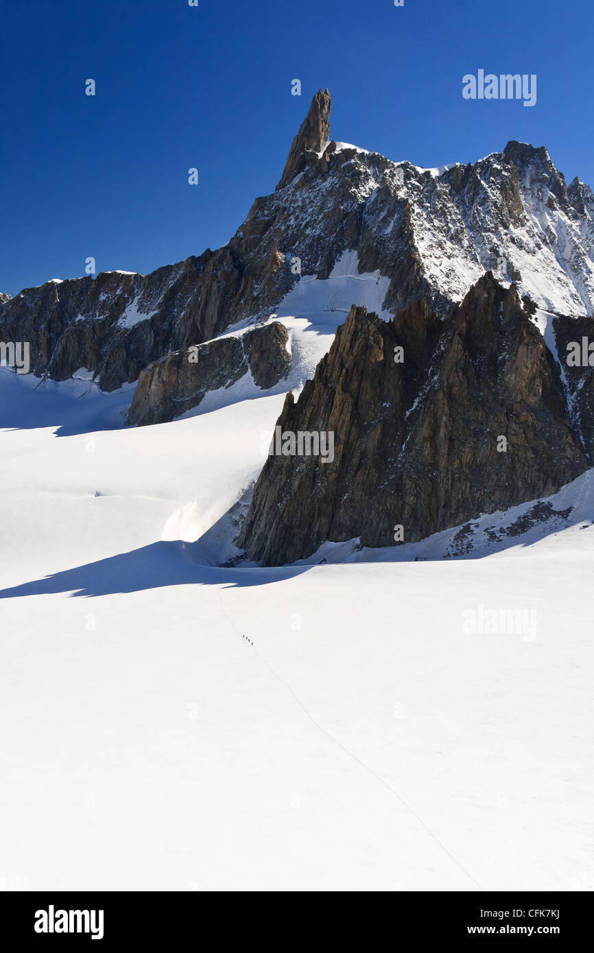 Vista estiva di Dent du Geant picco e del ghiacciaio nel massiccio del Monte Bianco Foto Stock