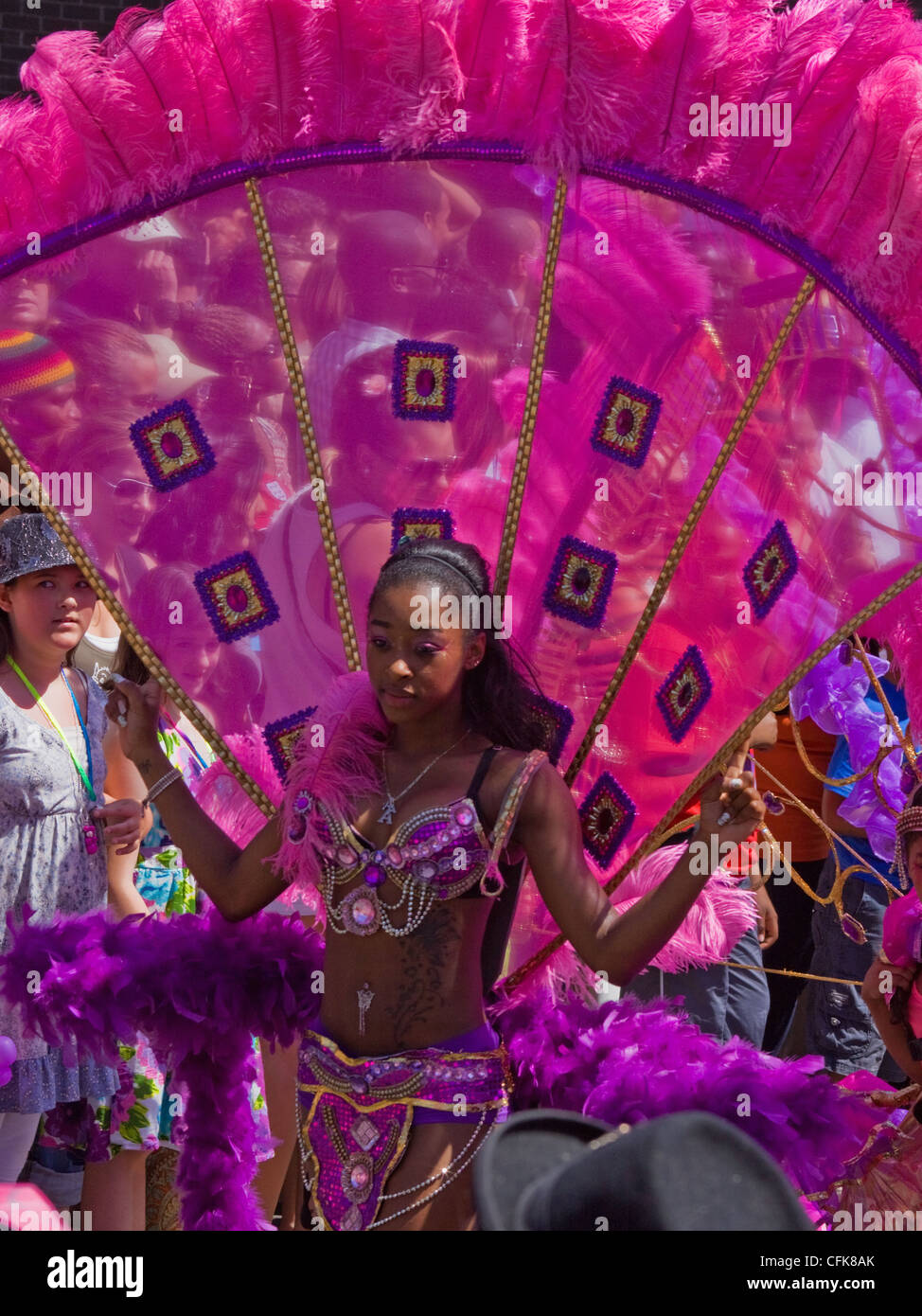 Per partecipanti e spettatori in occasione dell'annuale St Pauls "Afrikan-Caribbean" sfilata di carnevale a Bristol, Regno Unito Foto Stock