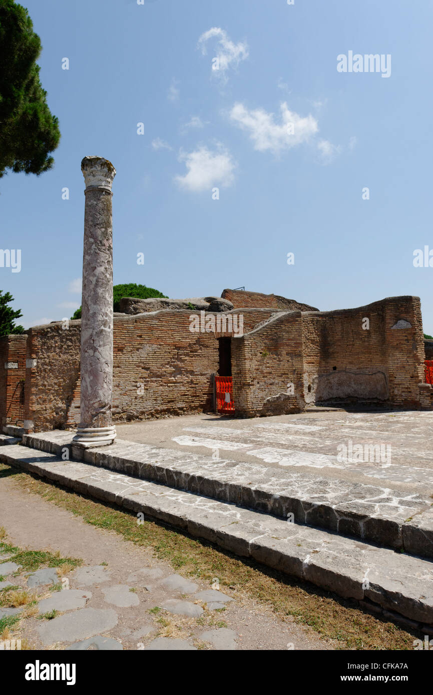 Ostia Antica. Lazio. L'Italia. Vista l'ingresso monumentale per la Schola del Traiano o Schola del Traiano. Risalente al ii Foto Stock