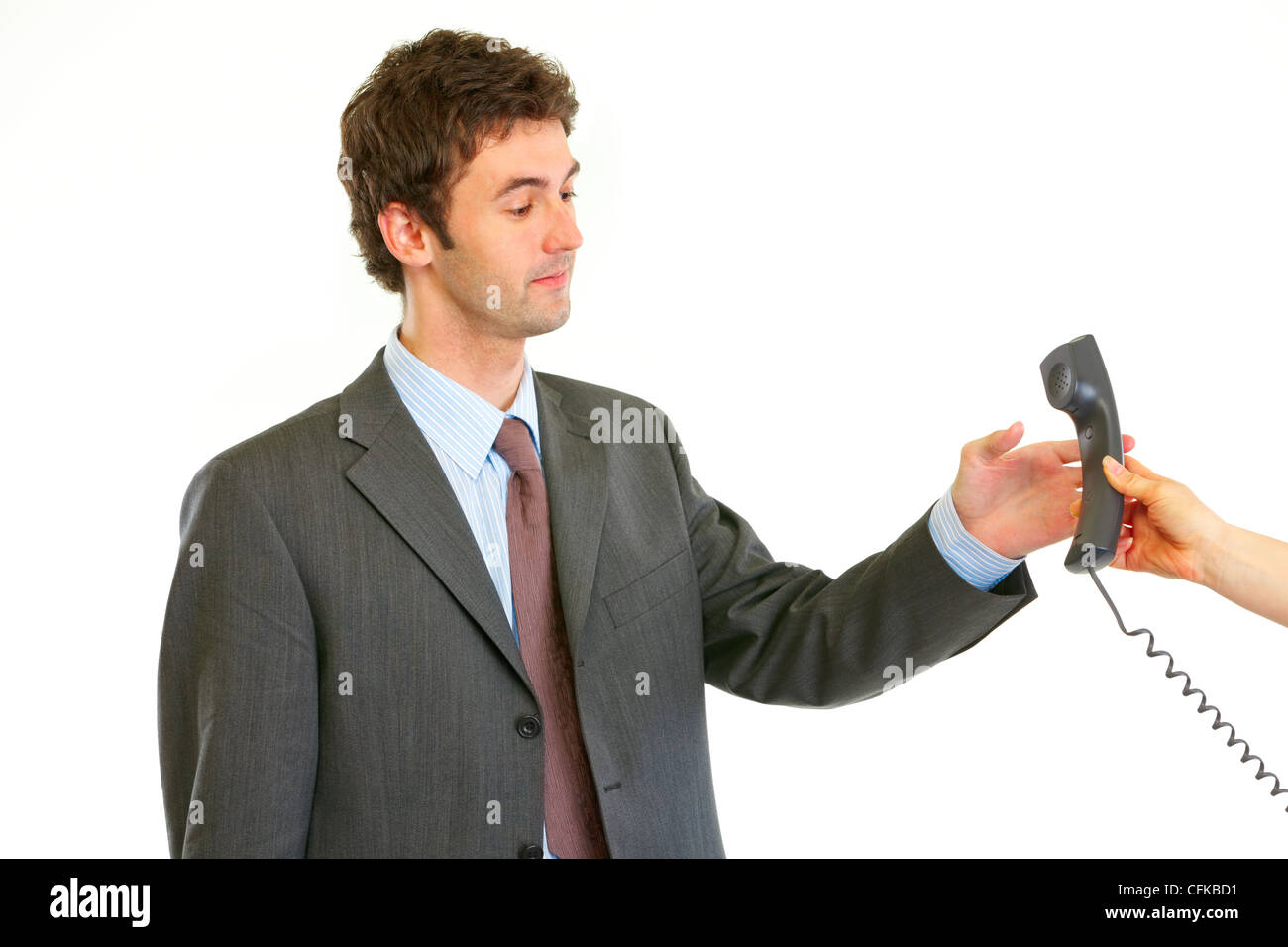 Grave imprenditore moderno tenendo telefono da segretari canto isolato su bianco Foto Stock