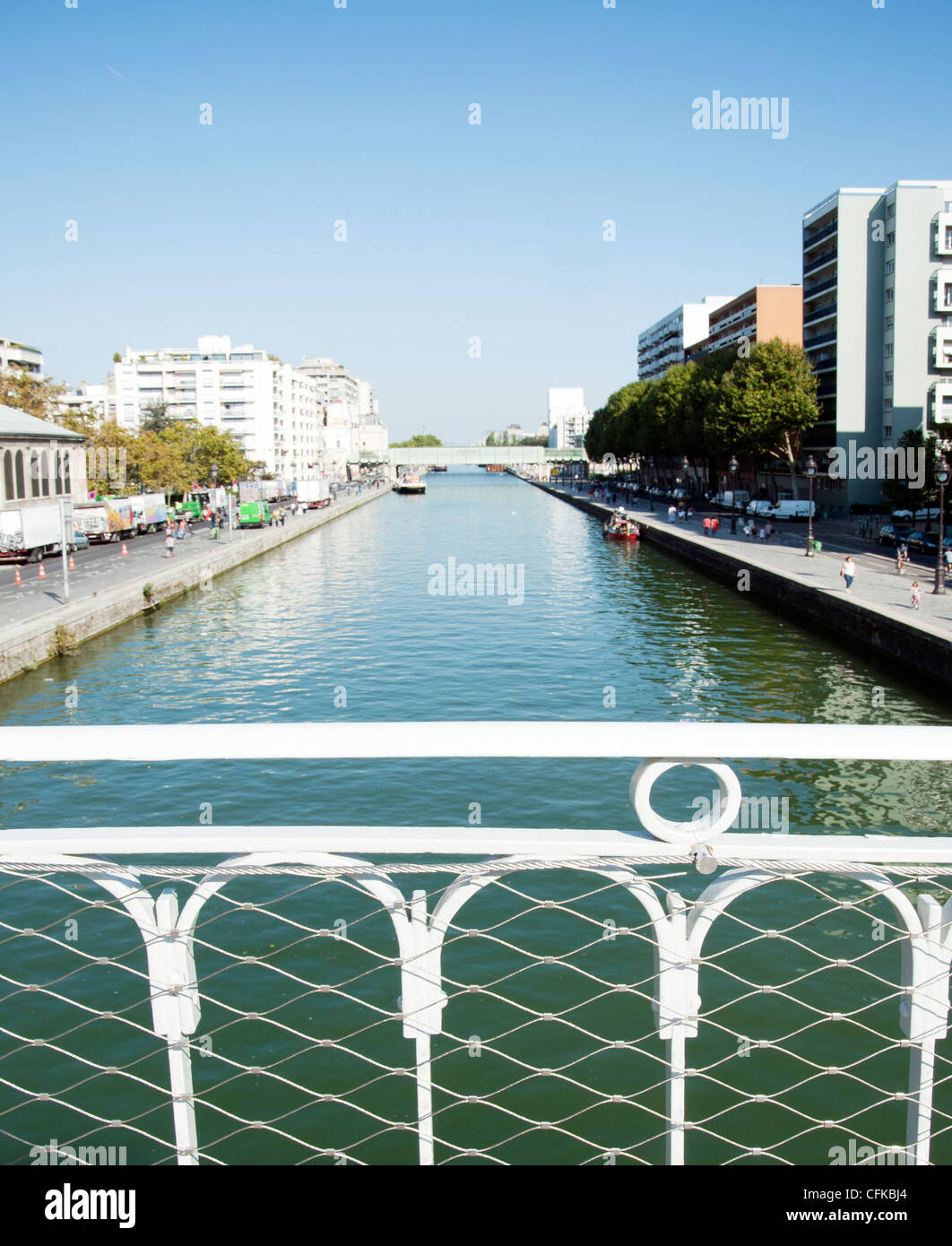Piedi ponte sul Canal de l'Ourcq, nel diciannovesimo arrondissement, Parigi, Francia Foto Stock