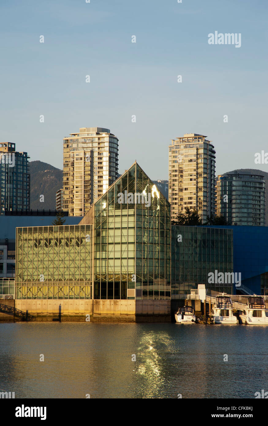 Edgewater Casino attraverso da False Creek, Vancouver, British Columbia, Canada Foto Stock