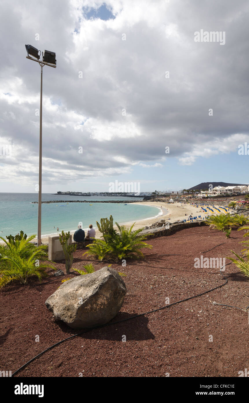 Una passeggiata lungo la spiaggia di Playa Dorada Beach - Lanzarote isole Canarie Foto Stock