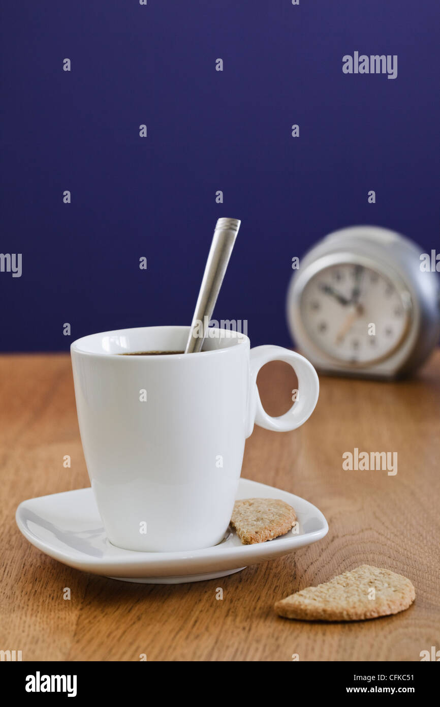 Tazza bianca con piattino e sveglia Foto Stock