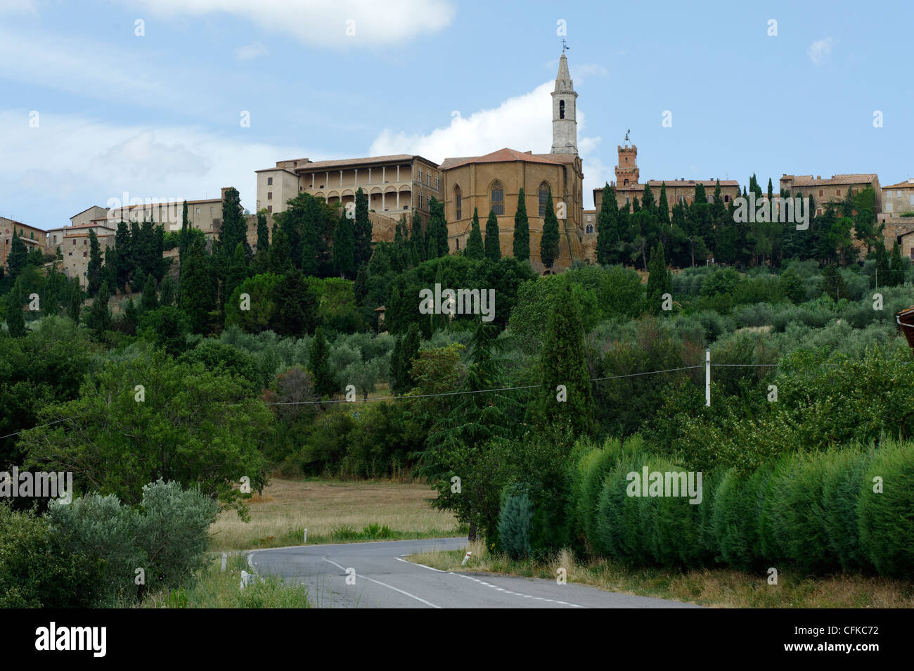 Pienza. Toscana. L'Italia. Vista della parte posteriore del Duomo e il suo campanile accanto è il Palazzo Piccolomini con il suo multi Foto Stock