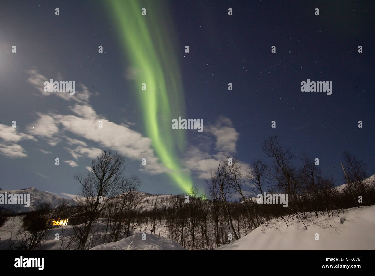 Aurora boreale o le luci del nord in movimento attraverso il cielo notturno entro il Circolo Polare Artico Troms Tromso Norvegia 2012 Foto Stock