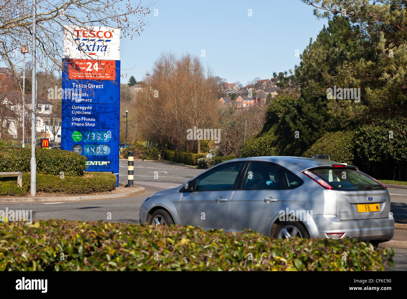 Tesco extra stazione di benzina segno. Foto Stock