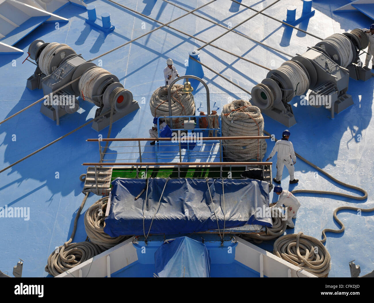 Deck mani con il verricello su una nave da crociera Foto stock - Alamy
