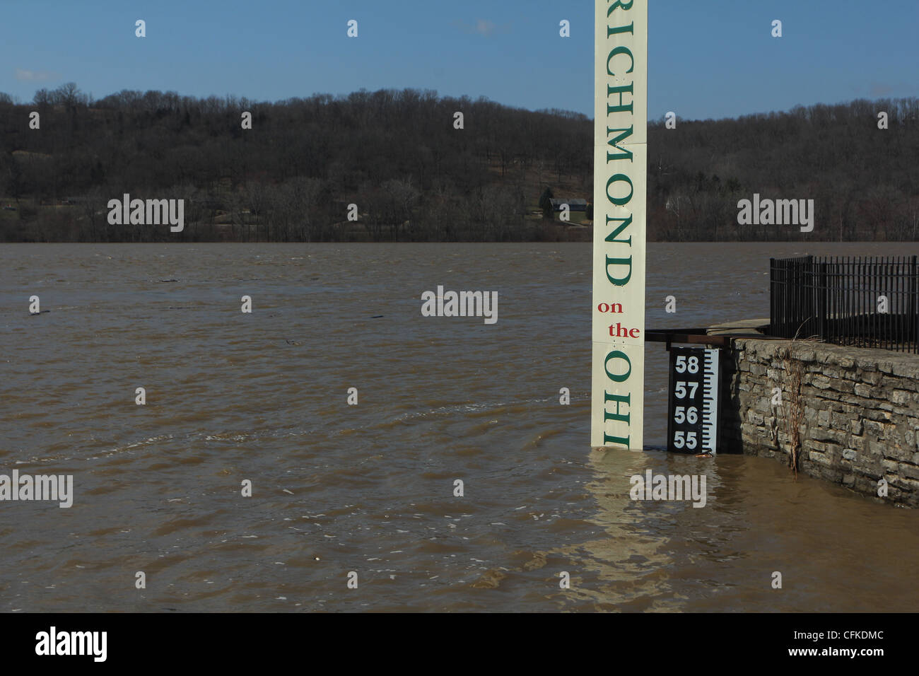 Alluvione sulla scala marcatore livello fiume Ohio nuovo Richmond Ohio dopo il diluvio CFKDM foto7 Foto Stock