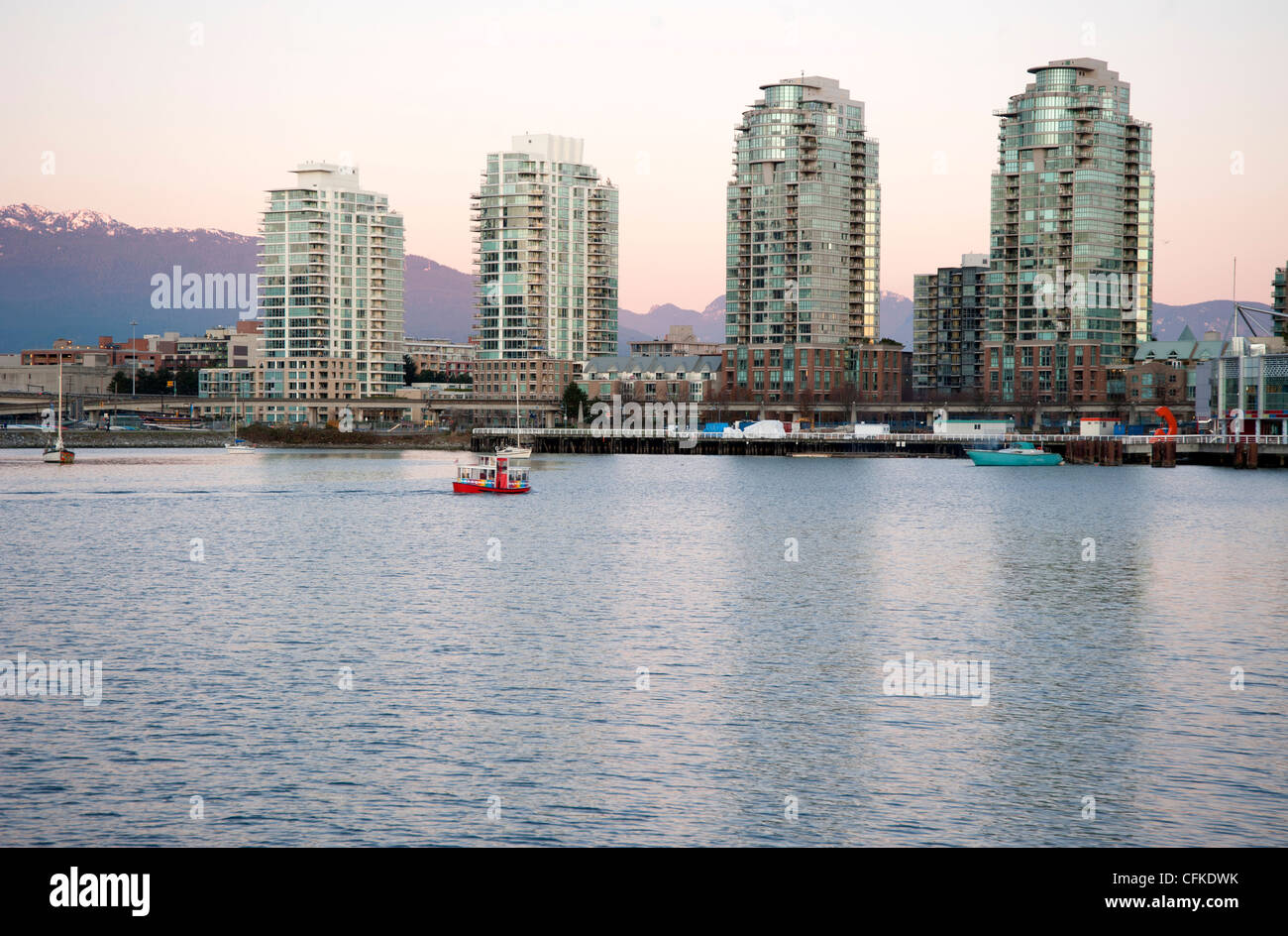 Condomini lungo l'acqua a False Creek, Vancouver, British Columbia, Canada Foto Stock