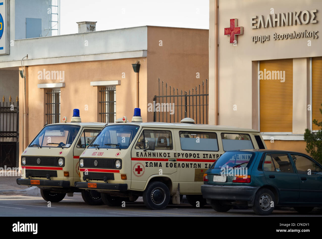 Ambulanze parcheggiato presso un ospedale pronto all'uso quando necessario. Salonicco, Macedonia, Grecia Foto Stock