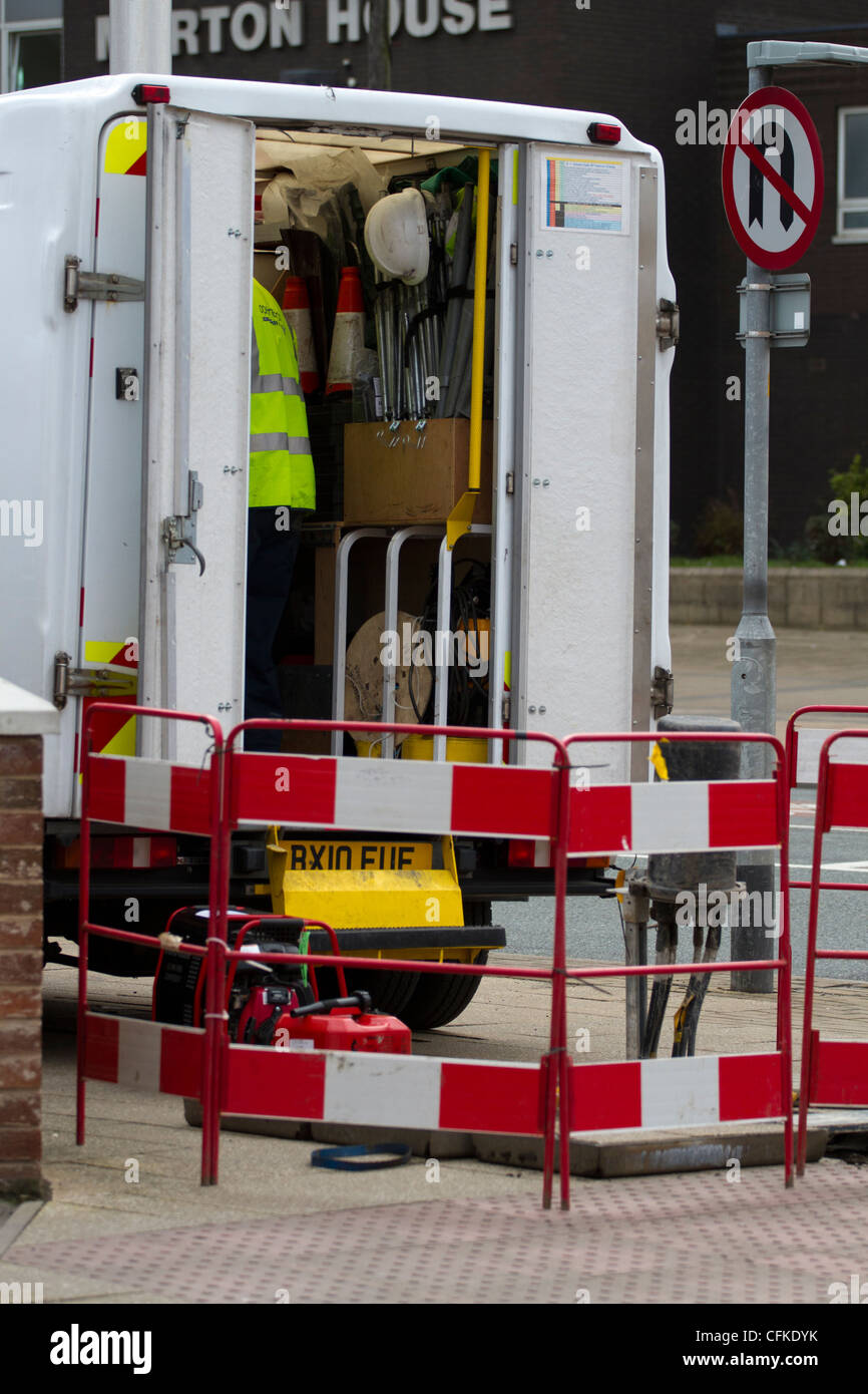 BT Openreach ingegnere di lavoro dietro una barriera Foto Stock