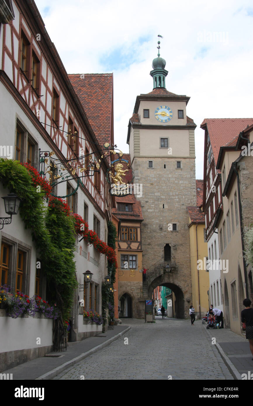 Vecchia Torre di porta e segno di hotel (anno 1559) a Rothenburg, Germania Foto Stock