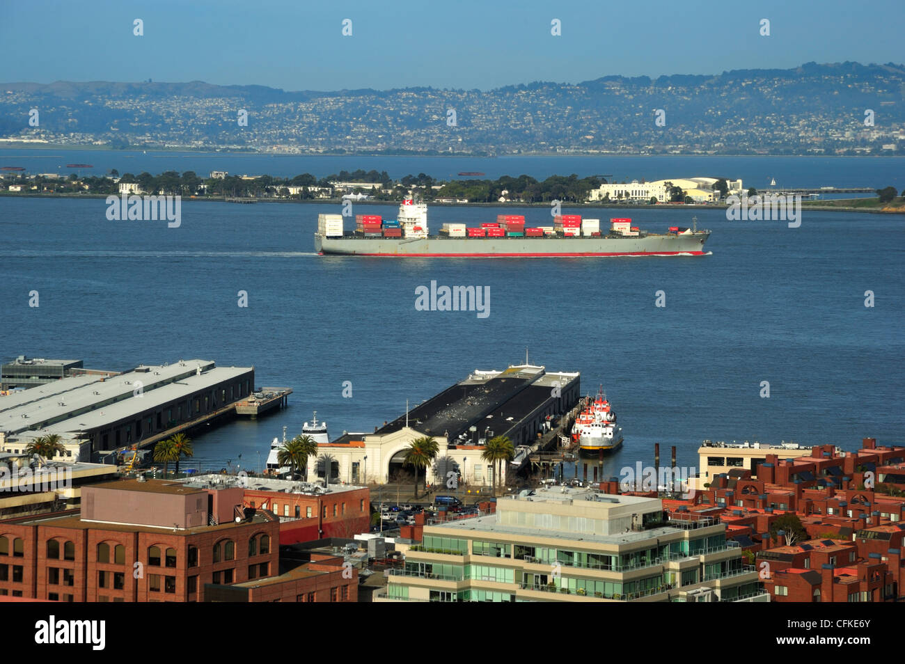 Una nave portcontainer di fronte al molo 9 che si direggia verso il porto di Oakland, San Francisco, California Foto Stock