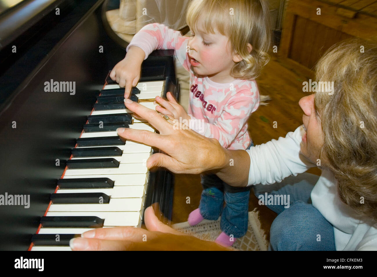 Nonna e nipote al pianoforte Foto Stock