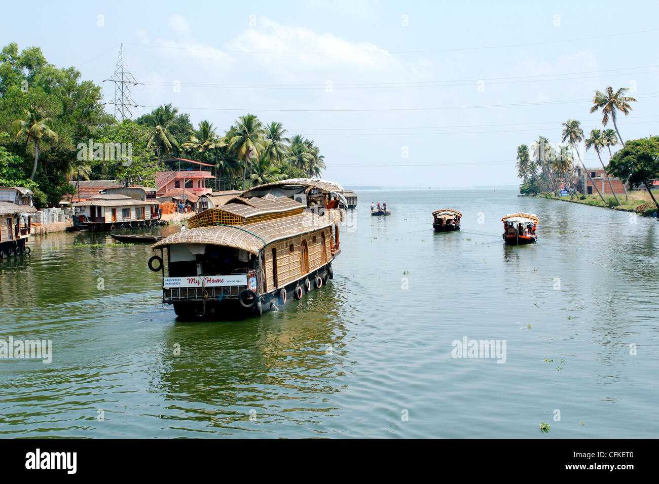 Houseboats navigando attraverso le lagune di Alleppey (Alapuzha) India Kerala Foto Stock