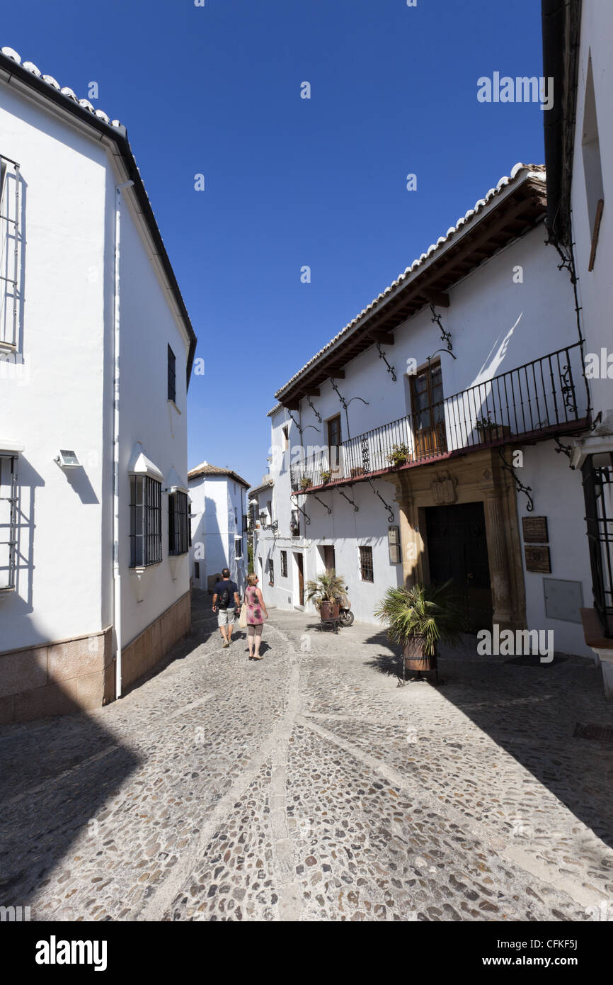 Strada stretta e pitturato di bianco edifici di Ronda, Andalusia, Spagna Foto Stock