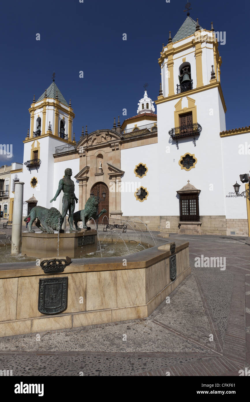 Plaza de Socorro una grande piazza aperta nel centro di Ronda che mostra la chiesa parrocchiale di Socorro, Andalusia. Foto Stock