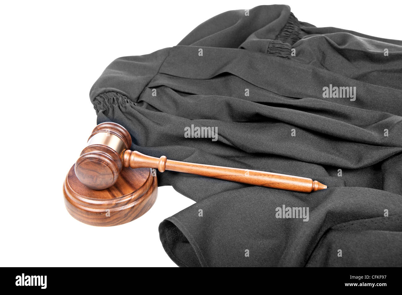 Un giudice di abito nero con blocco audio su sfondo bianco Foto Stock