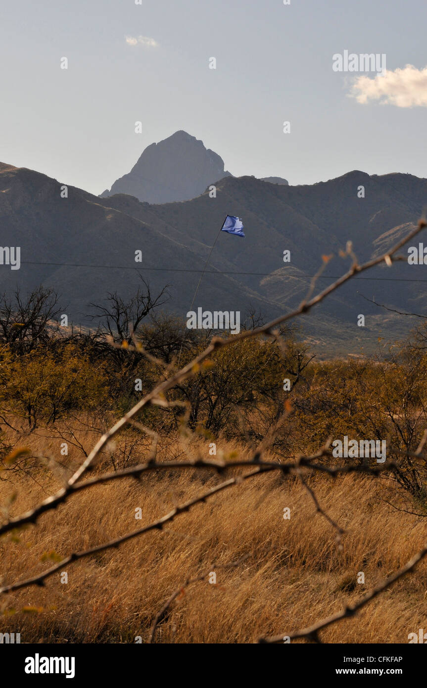 Una stazione di acqua dalle frontiere umane fornisce acqua ai migranti irregolari che attraversa il deserto di Sonora, Arizona, Stati Uniti. Foto Stock