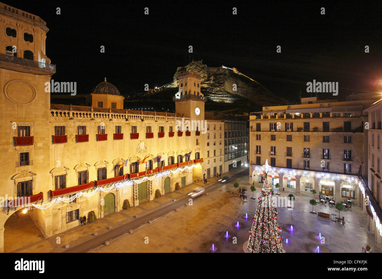 Il municipio di notte con il Castello di Santa Bárbara in background, Plaza del Ayuntamiento, Alicante, Spagna Foto Stock