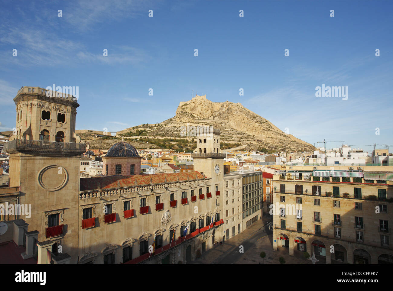 Il palazzo municipale (Ayuntamiento) con il Castello di Santa Bárbara in background, Alicante, Spagna Foto Stock