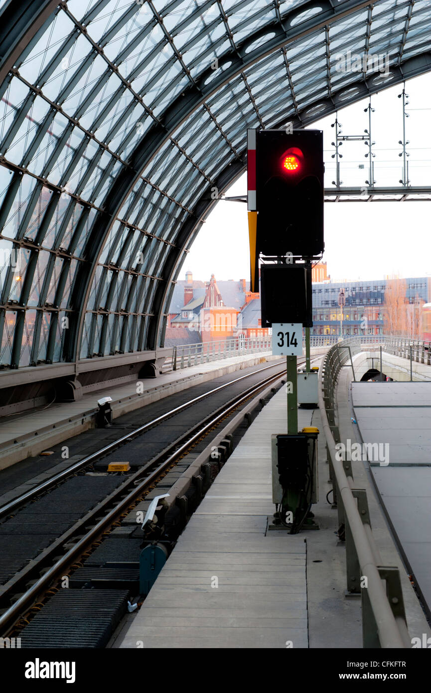 Stazione ferroviaria con tetto ad arco e la luce rossa Berlino Germania Foto Stock