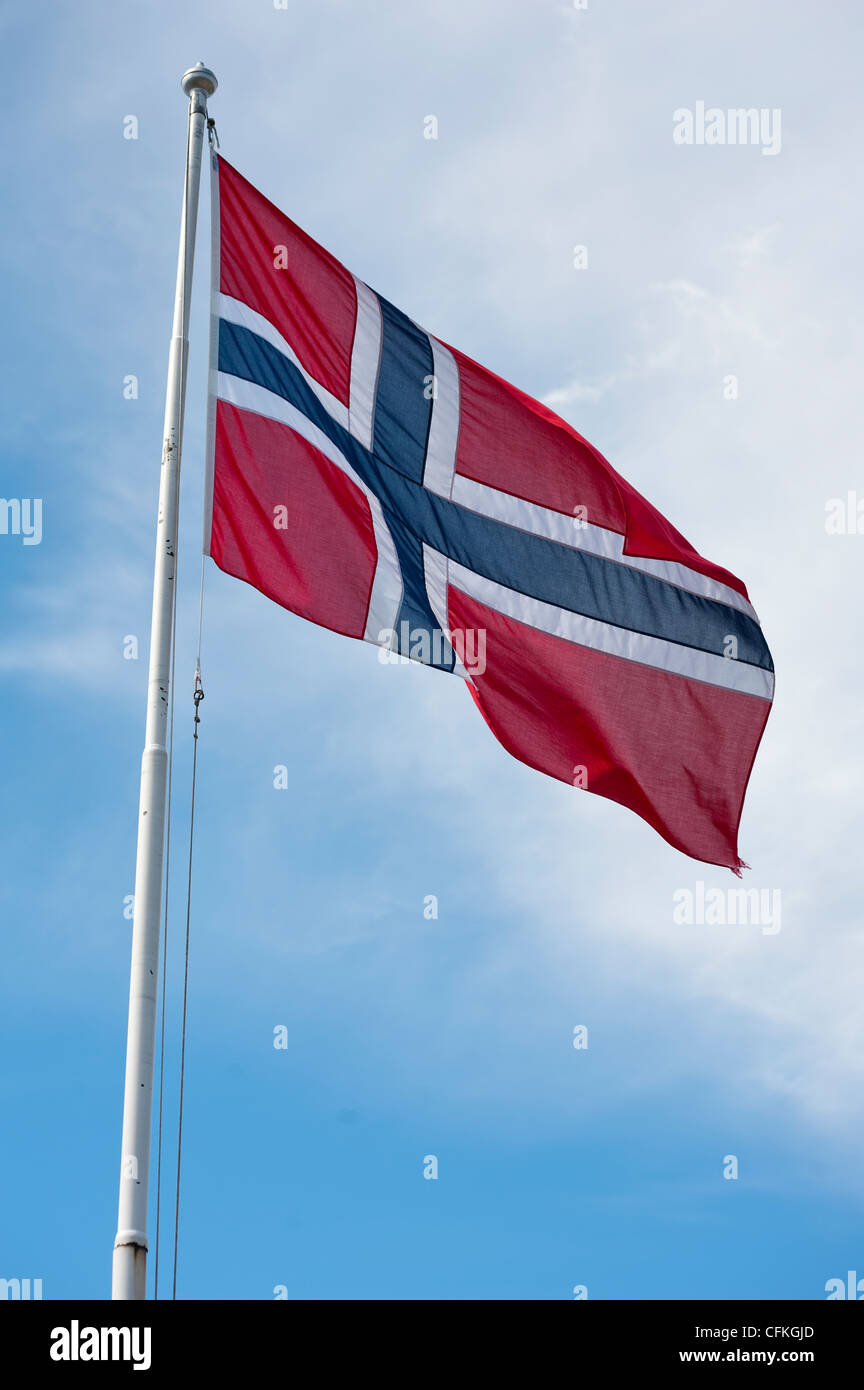La bandiera norvegese alla sommità del monte Ulriken, Bergen, Norvegia Foto Stock