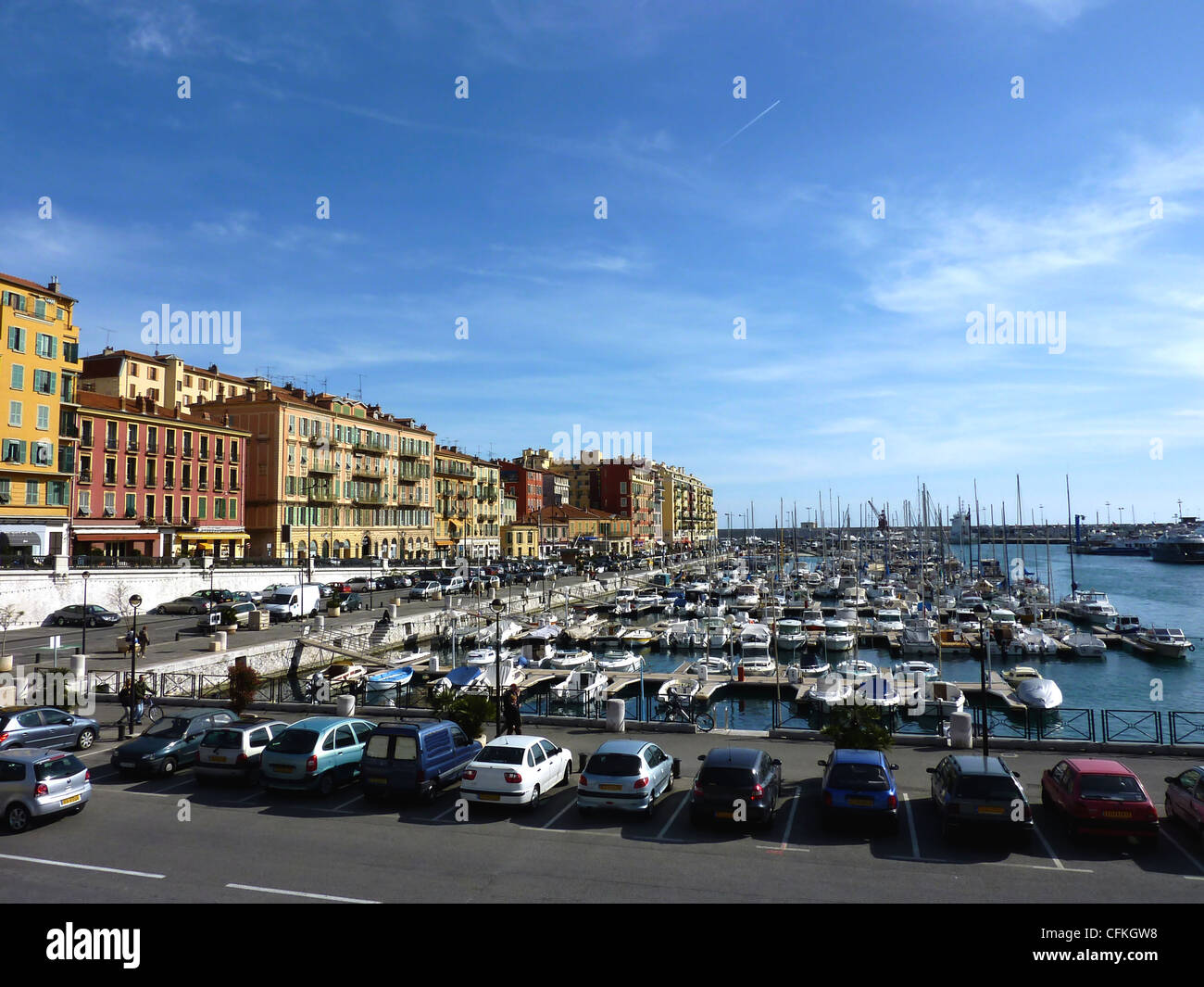 Edifici colorati accanto al porto vecchio con molte barche e auto lungo a Nizza, in Francia, dal bel tempo Foto Stock