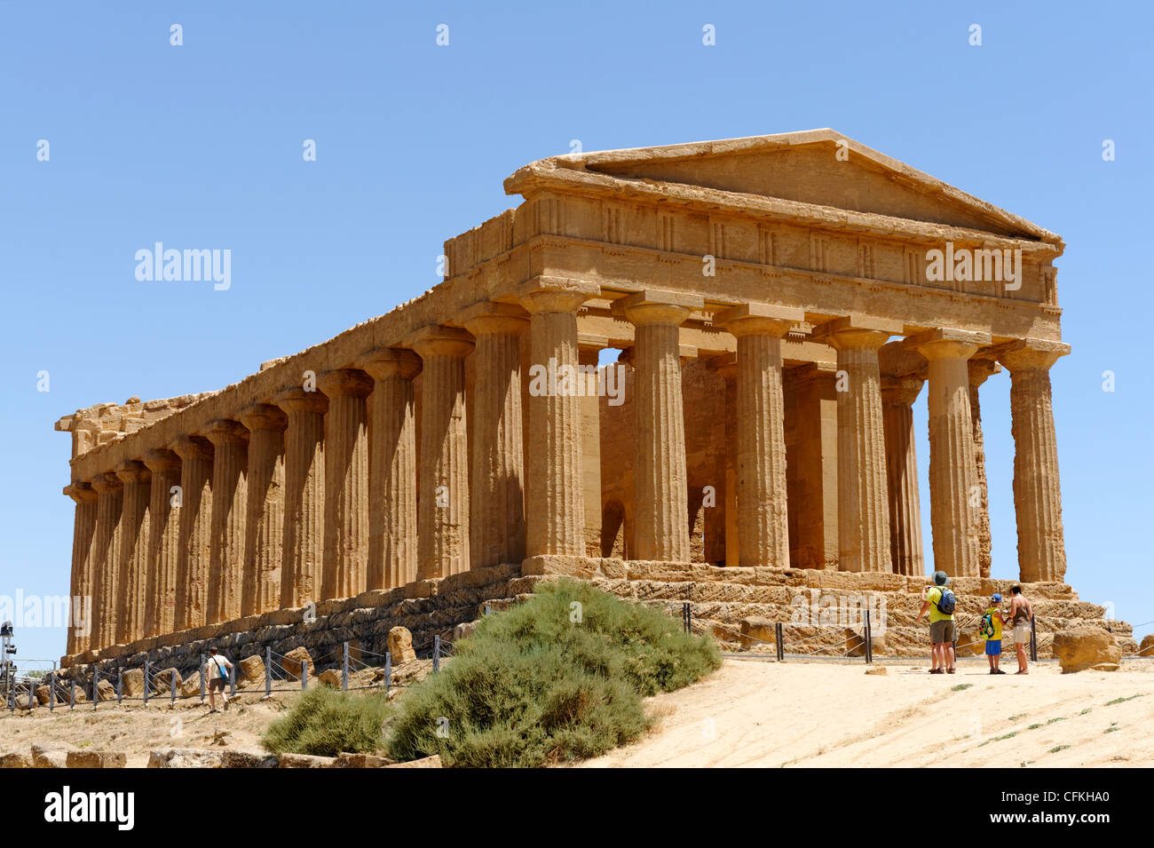 Agrigento. Sicilia. L'Italia. Vista di fronte del Greco magnifico tempio dorico di Concord o Tempio della Concordia a Foto Stock